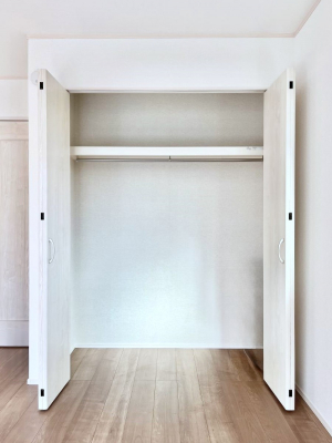 [@`Closet`@ǖʃN[[bg΃^XuKvȂAôȂXbLԂێł܂BꂽXy[XLɊpłBG߂̈ߗނ̕iȂǂՂ[o܂ˁ
