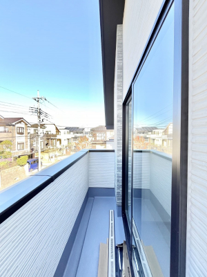 oRj[@Q`Balcony`@傫ȋɈ͂܂ꂽĈƁBoRj[`ň|IȊJɕ܂܂BoRj[͗z݂zc󕨂C悭Ƃł܂B