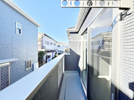 oRj[@`Balcony`  傫ȋɈ͂܂ꂽĈƁBoRj[`ň|IȊJɕ܂܂B  oRj[͗z݂zc󕨂C悭Ƃł܂B