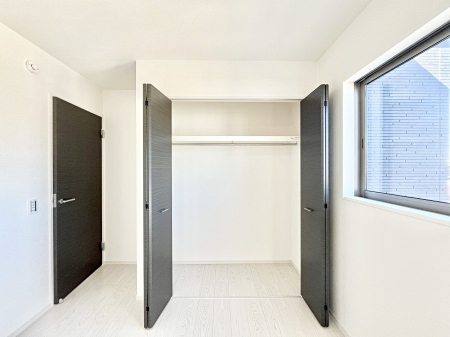 [@`Closet`@ǖʃN[[bg΃^XuKvȂAôȂXbLԂێł܂BꂽXy[XLɊpłBG߂̈ߗނ̕iȂǂՂ[o܂ˁ 