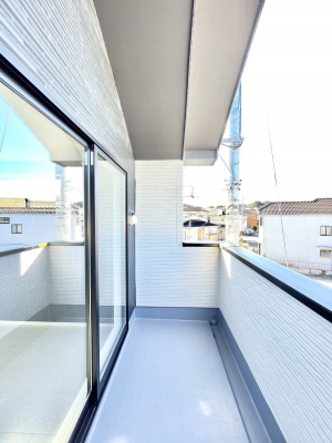 oRj[@`Balcony`  傫ȋɈ͂܂ꂽĈƁB  oRj[`ň|IȊJɕ܂܂B  oRj[͗z݂zc󕨂C悭Ƃł܂B