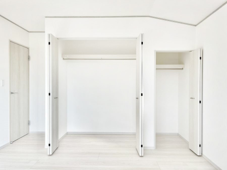 [@`Closet`@ǖʃN[[bg΃^XuKvȂAôȂXbLԂێł܂BꂽXy[XLɊpłBG߂̈ߗނ̕iȂǂՂ[o܂ˁ