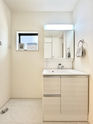 ʑEʏ@`Dressing Room`@\ȑ傫̐ʑ͎[鎖ȂAgȂ݃`FbN⎕ȂǁA̍QԂłzeCNȃXy[Xŗ]TƂƂĒ܂B