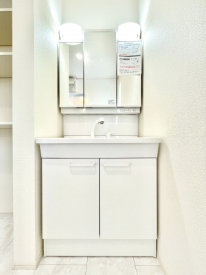ʑEʏ@P`Dressing Room`@\ȑ傫̐ʑ͎[鎖ȂAgȂ݃`FbN⎕ȂǁA̍QԂłzeCNȃXy[Xŗ]TƂƂĒ܂B