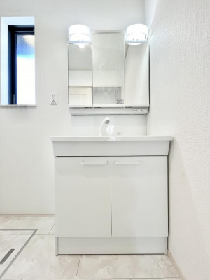 ʑEʏ@Q`Dressing Room`@\ȑ傫̐ʑ͎[鎖ȂAgȂ݃`FbN⎕ȂǁA̍QԂłzeCNȃXy[Xŗ]TƂƂĒ܂B