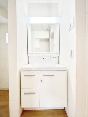 ʑEʏ@`Dressing Room`@\ȑ傫̐ʑ͎[鎖ȂAgȂ݃`FbN⎕ȂǁA̍QԂłzeCNȃXy[Xŗ]TƂƂĒ܂B