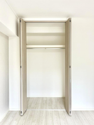 [@`Closet`@ǖʃN[[bg΃^XuKvȂAôȂXbLԂێł܂BꂽXy[XLɊpłBG߂̈ߗނ̕iȂǂՂ[o܂ˁ 