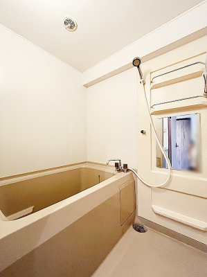 @`Bath Room`@L΂ē邱Ƃ\I̔MdȃoX^CłBqlƂꏏł\ȍLȂ̂ŁArOƂ͈ƑcR̂ЂƎy݂܂B