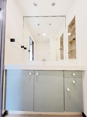 ʑEʏ@`Dressing Room`@\ȑ傫̐ʑ͎[鎖ȂAgȂ݃`FbN⎕ȂǁA̍QԂłzeCNȃXy[Xŗ]TƂƂĒ܂B