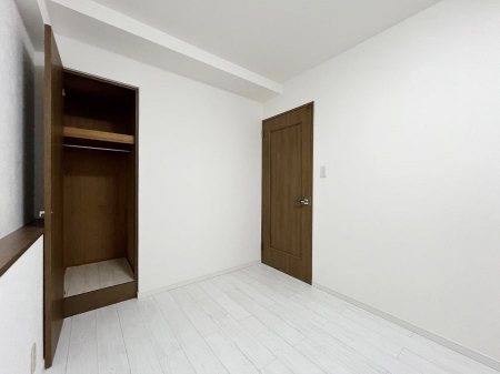 q@`Bed Room`@q͂qlɂƂđϏdȖ܂Bqlŉ߂Ԃ^邱ƂŁAh׋ԂRƑ܂畔̕Еt|ȂǂƂɌq܂B