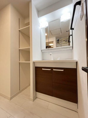 ʑEʏ@`Dressing Room`@\ȑ傫̐ʑ͎[鎖ȂAgȂ݃`FbN⎕ȂǁA̍QԂłzeCNȃXy[Xŗ]TƂƂĒ܂B