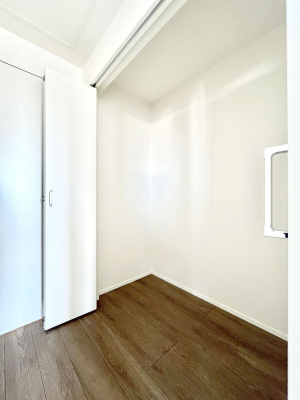 [@`Closet`@ǖʃN[[bg΃^XuKvȂAôȂXbLԂێł܂BꂽXy[XLɊpłBG߂̈ߗނ̕iȂǂՂ[o܂ˁ