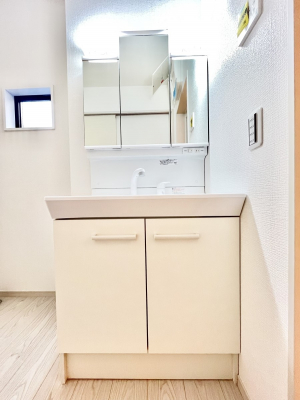 ʑEʏ@`Dressing Room`@\ȑ傫̐ʑ͎[鎖ȂAgȂ݃`FbN⎕ȂǁA̍QԂłzeCNȃXy[Xŗ]TƂƂĒ܂B