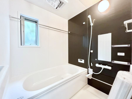 @P`Bath Room`  LXƂ͋C̗ǂoX[B  qlƈꏏɂCɓy݁Avöy[W܂؂ȏuԁB  X̔tbVłłB