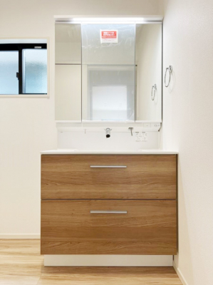 ʑEʏ@`Dressing Room`@\ȑ傫̐ʑ͎[鎖ȂAgȂ݃`FbN⎕ȂǁA̍QԂłzeCNȃXy[Xŗ]TƂƂĒ܂B