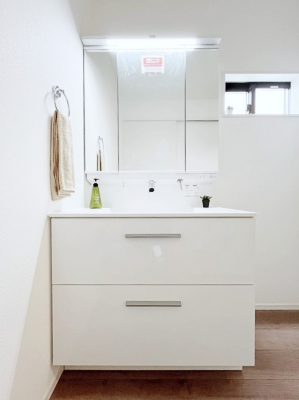 ʑEʏ@`Dressing Room`@\ȑ傫̐ʑ͎[鎖ȂAgȂ݃`FbN⎕ȂǁA̍QԂłzeCNȃXy[Xŗ]TƂƂĒ܂B