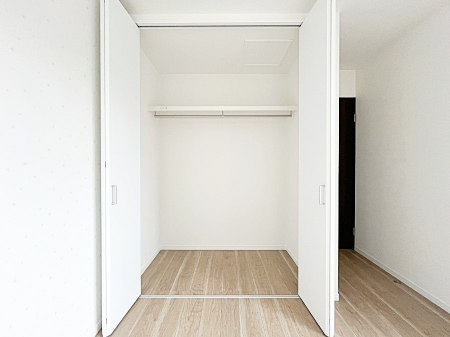 [@`Closet`@ǖʃN[[bg΃^XuKvȂAôȂXbLԂێł܂BꂽXy[XLɊpłBG߂̈ߗނ̕iȂǂՂ[o܂ˁ