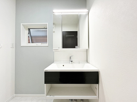 ʑEʏ@`Dressing Room`@\ȑ傫̐ʑ͎[鎖ȂAgȂ݃`FbN⎕ȂǁA̍QԂłzeCNȃXy[Xŗ]TƂƂĒ܂B