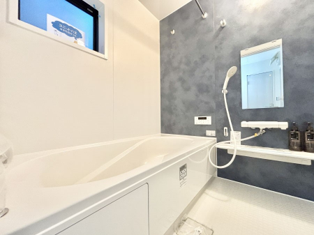 @Q`Bath Room`  ͋C̗ŖɌătbVB  @\tĂ̂Ő􂢏オ󕨂AJ̓VCCɂ邱Ƃ\łB