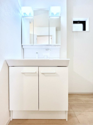 ʑEʏ@`Dressing Room`@\ȑ傫̐ʑ͎[鎖ȂAgȂ݃`FbN⎕ȂǁA̍QԂłzeCNȃXy[Xŗ]TƂƂĒ܂B