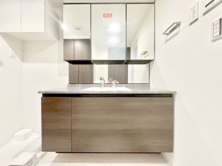 ʑEʏ@`Dressing Room`  \ȑ傫̐ʑ͎[鎖ȂAgȂ݃`FbN⎕ȂǁA̍QԂłzeCNȃXy[Xŗ]TƂƂĒ܂B  