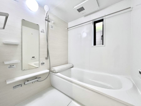 @2`Bath Room`@t̃oX[́Ǎ薾邭C̗ǂԂłB邱ƂŁACǍDB芰oX[ŁÃoX^Cy݂ɂȂ肻łB