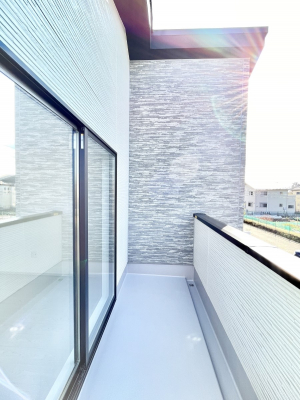 oRj[@P`Balcony`@̃oRj[̑Oɂ͉_ȊOɑzՂ̂܂B󕨂₷A薾邭ĈĂ܂BƑS̐󕨂CɊ܂B