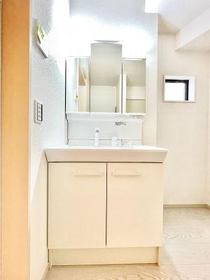 ʑEʏ@P`Dressing Room`@邭pE_[[Bgꏊ炱AKȋԂƂȂĂ܂BVv[hbT[̗pĂ܂̂ŁAVyɏo܂B
