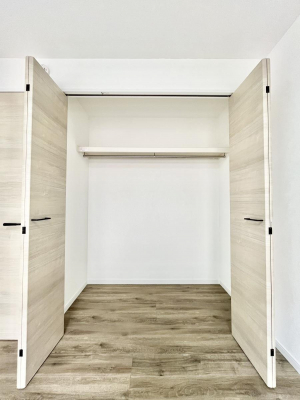 [@`Closet`@ǖʃN[[bg΃^XuKvȂAôȂXbLԂێł܂BꂽXy[XLɊpłBG߂̈ߗނ̕iȂǂՂ[o܂ˁ 