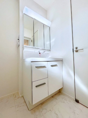̑@`Dressing Room`  FœꂳĂƁAXbLƐۂ܂B̗ɂ͂ՂƎ[Xy[XWÍAVv@\dāB