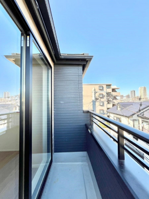 oRj[@`Balcony`@傫ȋɈ͂܂ꂽĈƁBoRj[`ň|IȊJɕ܂܂BoRj[͗z݂zc󕨂C悭Ƃł܂B