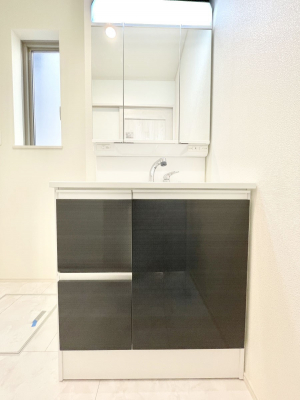 ʑEʏ@Q`Dressing Room`@\ȑ傫̐ʑ͎[鎖ȂAgȂ݃`FbN⎕ȂǁA̍QԂłzeCNȃXy[Xŗ]TƂƂĒ܂B