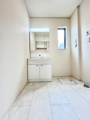 ʑEʏ@P`Dressing Room`@邭pE_[[Bgꏊ炱AKȋԂƂȂĂ܂BVv[hbT[̗pĂ܂̂ŁAVyɏo܂B