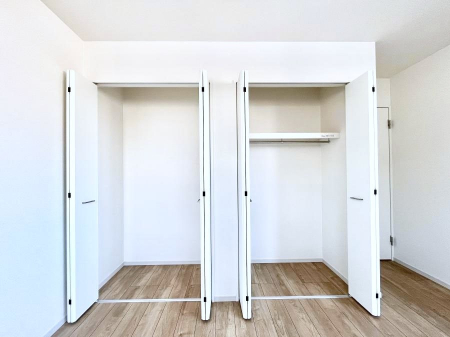 [@`Closet`@ǖʃN[[bg΃^XuKvȂAôȂXbLԂێł܂BꂽXy[XLɊpłBG߂̈ߗނ̕iȂǂՂ[o܂ˁ