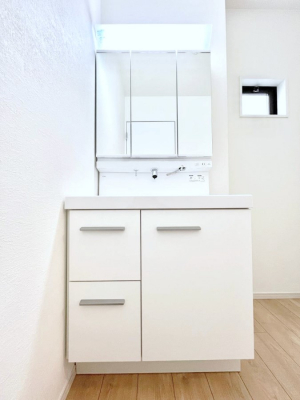 ʑEʏ@`Dressing Room`@\ȑ傫̐ʑ͎[鎖ȂAgȂ݃`FbN⎕ȂǁA̍QԂłzeCNȃXy[Xŗ]TƂƂĒ܂B