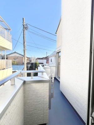 oRj[@`Balcony`@傫ȋɈ͂܂ꂽĈƁBoRj[`ň|IȊJɕ܂܂BoRj[͗z݂zc󕨂C悭Ƃł܂B