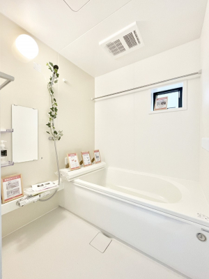 @`Bath Room`  LXƂ͋C̗ǂoX[B  qlƈꏏɂCɓy݁Avöy[W܂؂ȏuԁB  X̔tbVłłB