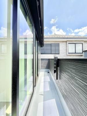 oRj[@`Balcony`@̃oRj[̑Oɂ͉_ȊOɑzՂ̂܂B󕨂₷A薾邭ĈĂ܂Bg₷JIȃoRj[ł