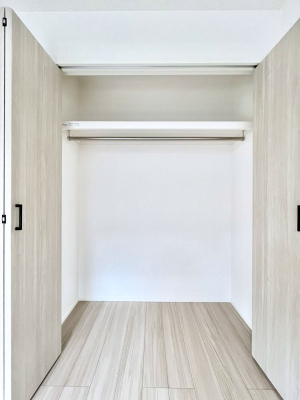 [@`Closet`@ǖʃN[[bg΃^XuKvȂAôȂXbLԂێł܂BꂽXy[XLɊpłBG߂̈ߗނ̕iȂǂՂ[o܂ˁ