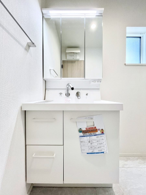 ʑEʏ@`Dressing Room`@\ȑ傫̐ʑ͎[鎖ȂAgȂ݃`FbN⎕ȂǁA̍QԂłzeCNȃXy[Xŗ]TƂƂĒ܂B