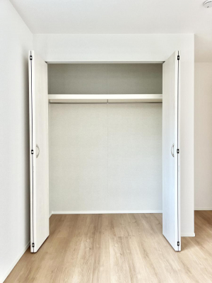 [@`Closet`@ǖʃN[[bg΃^XuKvȂAôȂXbLԂێł܂BꂽXy[XLɊpłBG߂̈ߗނ̕iȂǂՂ[o܂ˁ
