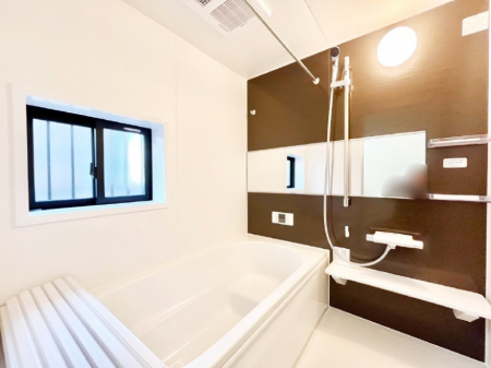 @P`Bath Room`@t̃oX[́Ǎ薾邭C̗ǂԂłB邱ƂŁACǍDB芰oX[ŁÃoX^Cy݂ɂȂ肻łB