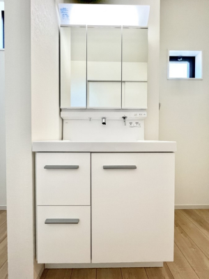 ʑEʏ@P`Dressing Room`@\ȑ傫̐ʑ͎[鎖ȂAgȂ݃`FbN⎕ȂǁA̍QԂłzeCNȃXy[Xŗ]TƂƂĒ܂B
