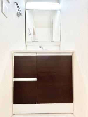 ʑEʏ@P`Dressing Room`@\ȑ傫̐ʑ͎[鎖ȂAgȂ݃`FbN⎕ȂǁA̍QԂłzeCNȃXy[Xŗ]TƂƂĒ܂B
