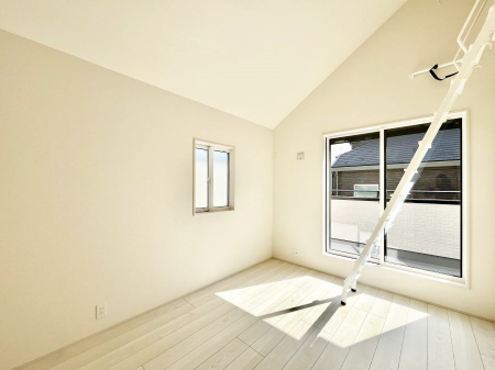 Q@Q`Bed Room`oRj[̖邢݂܂B_炩RŒڊo߂炵邾낤B܂A@\IȎ[zuāAЕtԂoB