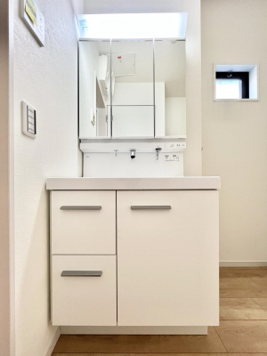 ʑEʏ@`Dressing Room`@\ȑ傫̐ʑ͎[鎖ȂAgȂ݃`FbN⎕ȂǁA̍QԂłzeCNȃXy[Xŗ]TƂƂĒ܂B