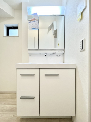 ʑEʏ@`Dressing Room`@\ȑ傫̐ʑ͎[鎖ȂAgȂ݃`FbN⎕ȂǁA̍QԂłzeCNȃXy[Xŗ]TƂƂĒ܂B