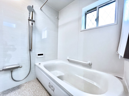 @B6`Bath Room`  LXƂ͋C̗ǂoX[B  qlƈꏏɂCɓy݁Avöy[W܂؂ȏuԁB  X̔tbVłłB