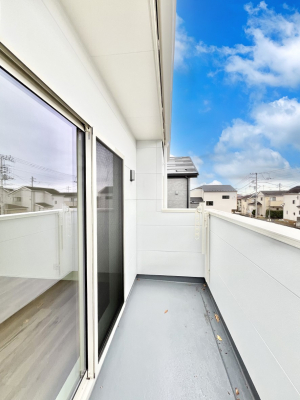 oRj[@B6`Balcony`@傫ȋɈ͂܂ꂽĈƁBoRj[`ň|IȊJɕ܂܂BoRj[͗z݂zc󕨂C悭Ƃł܂B