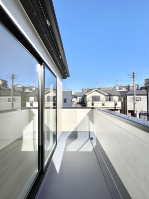 oRj[@`Balcony`@傫ȋɈ͂܂ꂽĈƁBoRj[`ň|IȊJɕ܂܂BoRj[͗z݂zc󕨂C悭Ƃł܂B